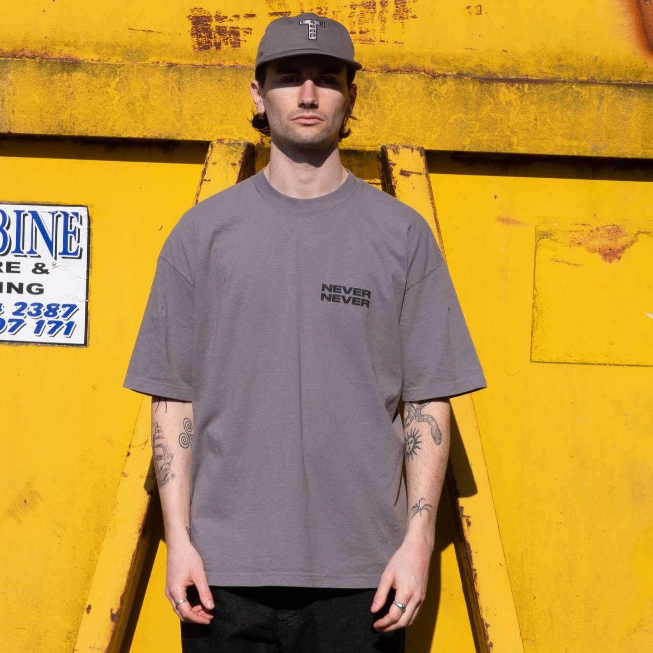 Never Never Concrète Stack Tee - Charcoal - Never Never