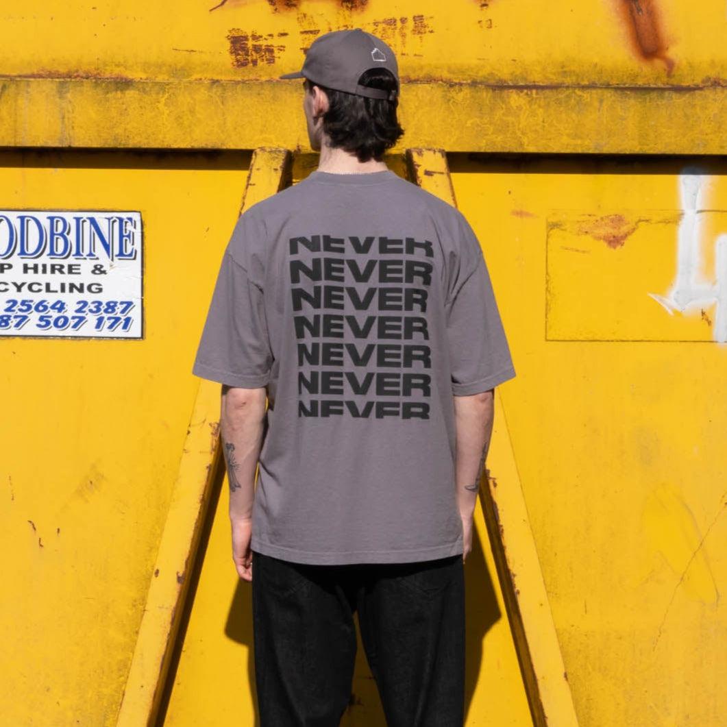 Never Never Concrète Stack Tee - Charcoal - Never Never